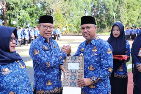 Momentum Hkn Budiman Serahkan Sk Pensiun Dan Trhopy Juara Umum Porkab