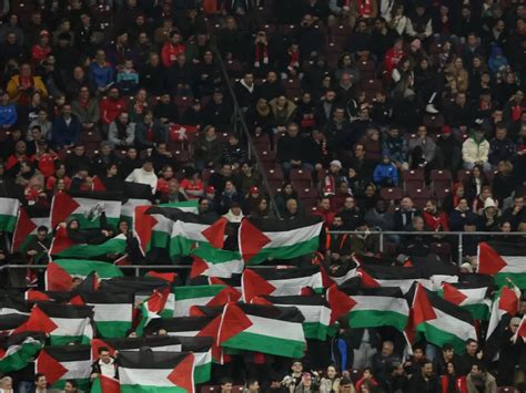 Aksi Solidaritas Suporter Timnas Swiss Kibarkan 100 Bendera Palestina