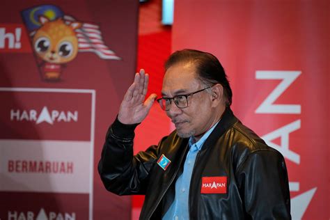 Anwar Ibrahim Becomes Malaysias 10th Prime Minister Us Today News