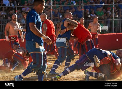 Calcio Storico Fiorentino Azzurri Rossi Stock Photo Alamy