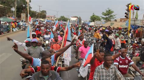 Nyomi La Wanachama Wa Chadema Waandamana Kumpokea Mbowe Tunduma Youtube