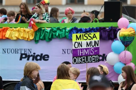 Helsinki Prideen Osallistui Noin Ihmist Poliisi Kaikki