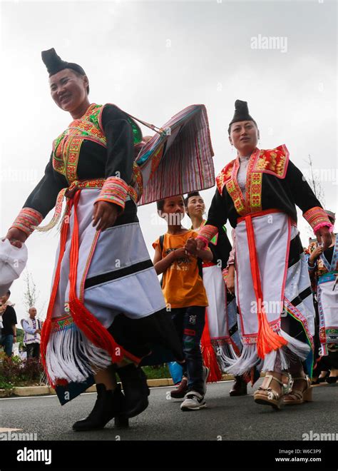 Los Chinos De Etnia Miao Vestidas En Trajes Tradicionales Y Tomar Parte