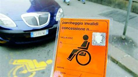 Parcheggia Auto Con Contrassegno Per Invalidi Contraffatto Denunciato