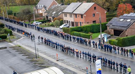 Policier Tué à Schaerbeek 2000 Policiers Forment Une Haie Dhonneur