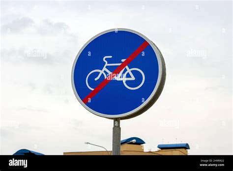 Cartello Blu E Bianco Per La Corsia Delle Biciclette Con Linea Di