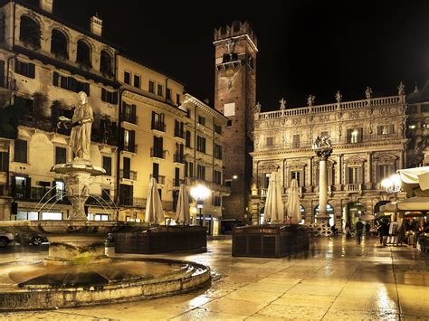 Italy, Verona, Houses, Fountains, Sculptures, Street lights, Night, HD