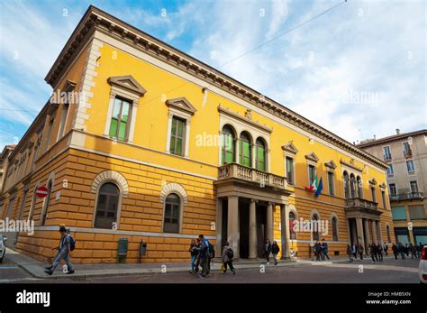 Scuola elementare hi-res stock photography and images - Alamy