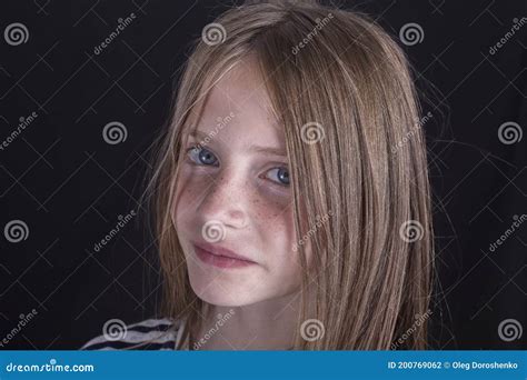 Mooie Blonde Jonge Meid Met Rillingen Binnenin Op Een Zwarte Achtergrond Een Portret Om Het Te