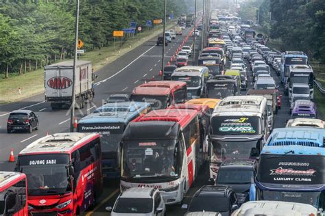 Kepadatan Kendaraan Jalur Wisata Puncak Bogor Antara Foto