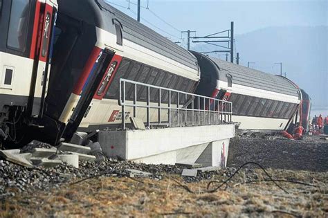 Zugunglück in der Schweiz Zwei Züge prallen aufeinander Schweiz