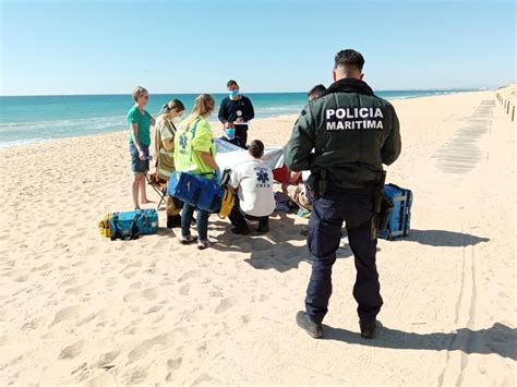 Auxiliado homem em paragem cardiorrespiratória na praia da Quinta do