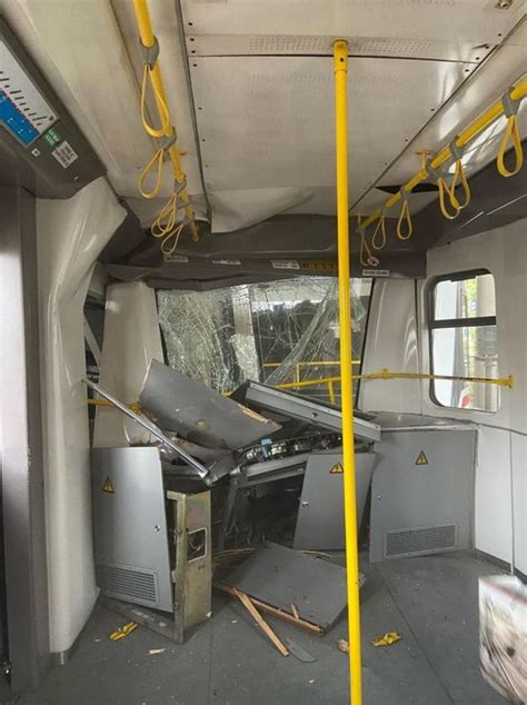 Son dakika İzmir de seyir halindeki metro raydan çıktı Son dakika