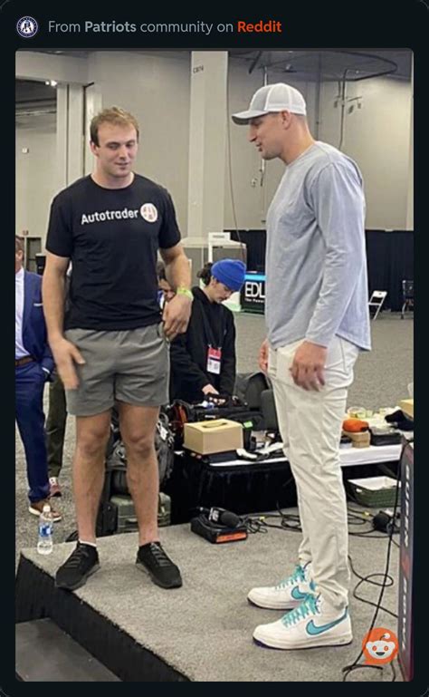 Brock Bowers standing next to Gronk : r/raiders