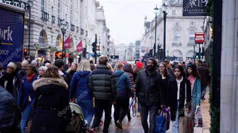 Misa de personas caminando por las calles de Londres en cámara lenta