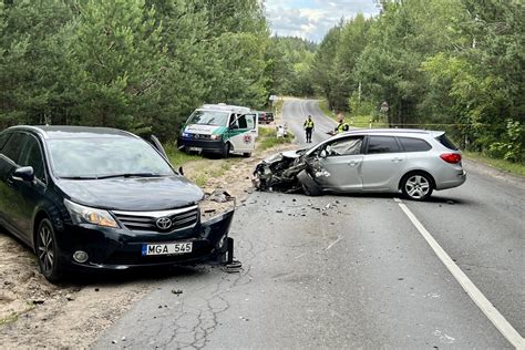 Vilniuje Kaktomuša Susidūrė Du Automobiliai Vairuotojai Išgabenti į