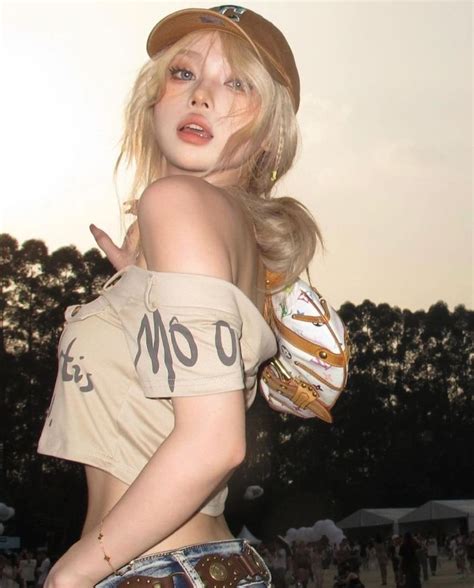 Pin By Adelaide On Pins By You In Model Blonde Hair Korean Poses