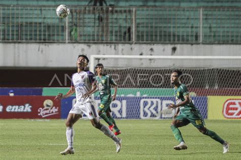 PERSEBAYA KALAHKAN PERSITA ANTARA Foto