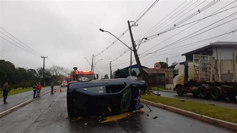 Homem Fica Ferido Ap S Colidir Carro Contra Poste Na Avenida Perimetral