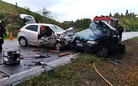 Carros Batem De Frente E Sete Pessoas Morrem Em Minas • Marília Notícia