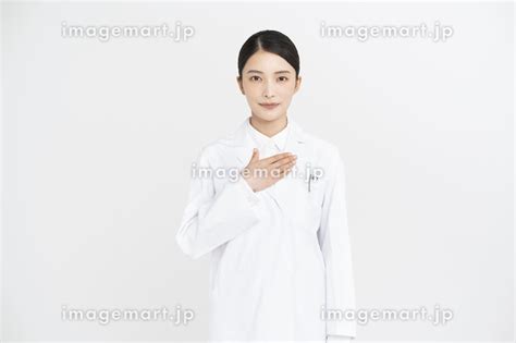 白衣を着た医療従事者の日本人女性 （人物）の写真素材 259751712 イメージマート