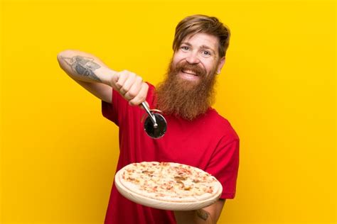 Hombre Pelirrojo Con Barba Larga Sosteniendo Una Pizza Sobre Pared