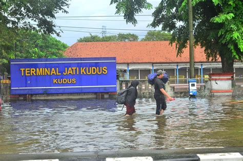 Foto Terminal Jati Kudus Ditutup Akibat Banjir