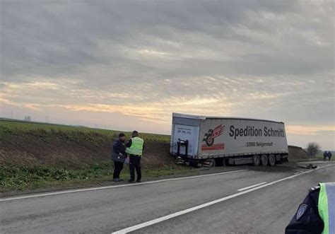 Te Ka Nesre A U Sudaru Automobila I Kamiona Poginula Jedna Osoba Foto