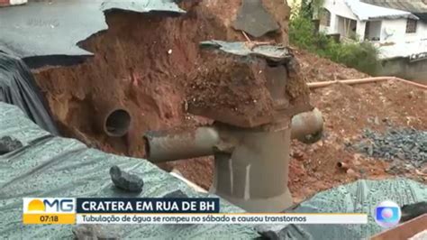 Vídeo Tubulação De água Se Rompe E Cria Cratera Em Rua De Bh Bom Dia