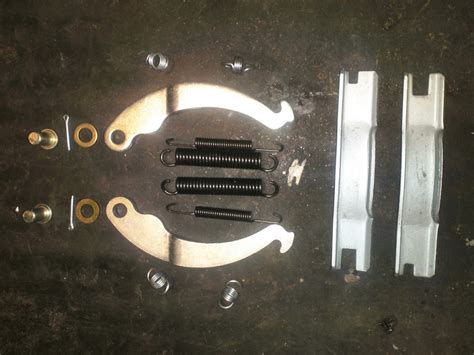 Замена задних тормозных колодок — Lada Гранта Лифтбек (1G), 1,6 л, 2018 ...