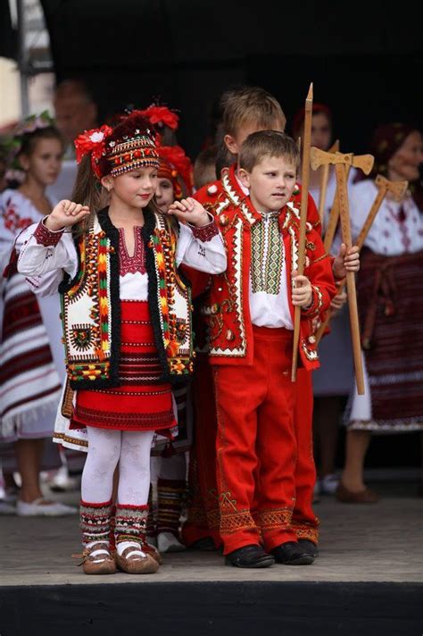 Ukrainian Folk Costumes Folk Fashion Traditional Outfits Ukraine