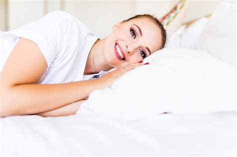 Jeune Femme Se Réveiller Avec Le Sourire Se Détendre Dans Son Lit Le