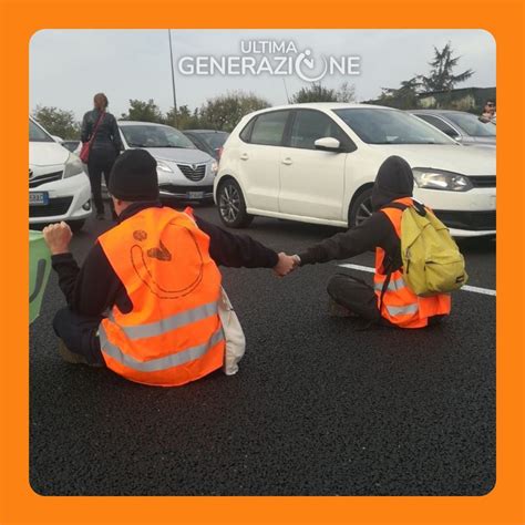 Ultima Generazione Nuovo Blocco A Roma Traffico In Tilt Al Colosseo