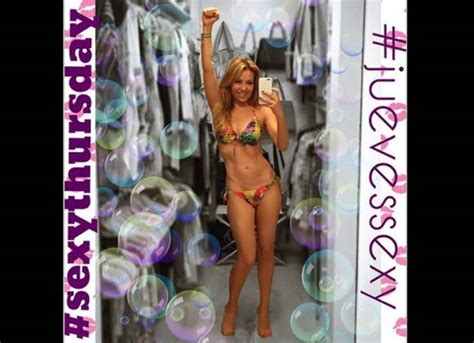 Thalía presume en internet su atlético cuerpo en bikini