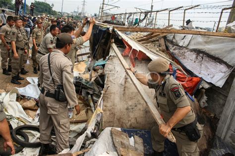 Penertiban Bangunan Liar Antara Foto