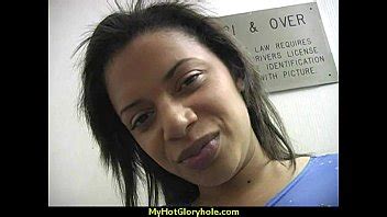 de ébano muestra sus habilidades de mamada en el gloryhole XVIDEOS
