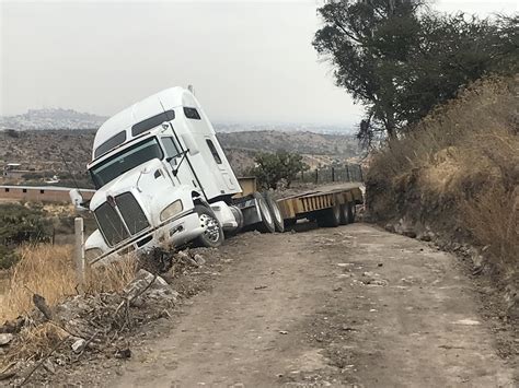 Tractocamión queda varado en un camino de terracería