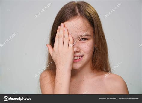 Adolescent Fille Avec Taches De Rousseur Cheveux Rouges Couvre Visage