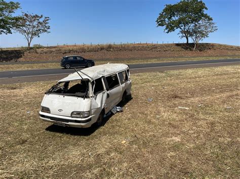 Batida Entre Van E Caminh O Deixa Morto E V Rias Pessoas Feridas Na