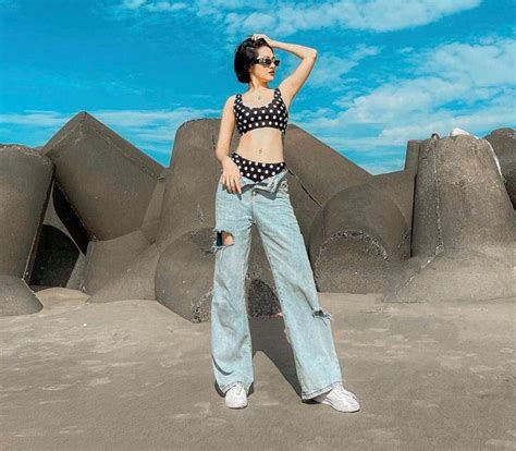 Em gái Ngọc Trinh diện bikini với quần nửa mặc nửa tụt khoe chiếc hông nở giữa biển Người đẹp