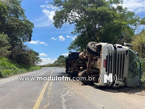 Motorista Perde Controle De Carreta Tomba E Fica Preso S Ferragens Na