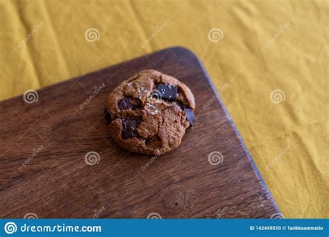 Galleta Del Tahini Del Pedazo Del Chocolate De Paleo Galleta Salada