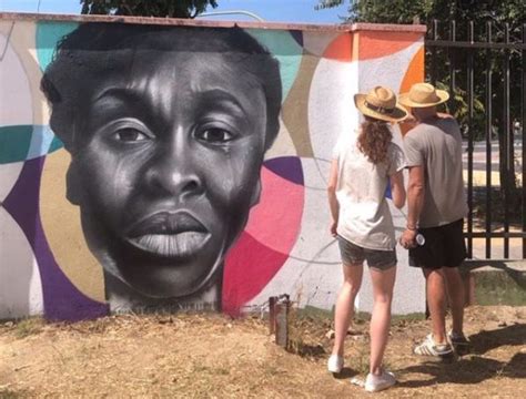 Artistas Urbanos Pintan Motivos Decorativos En La Plaza Pedro Cid Bajo