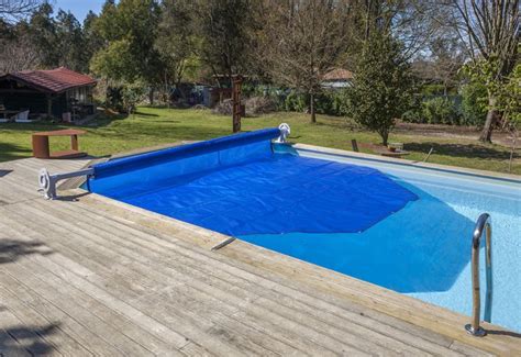 Bâche à bulles pour piscine en bois octogonale allongée Vermela 400