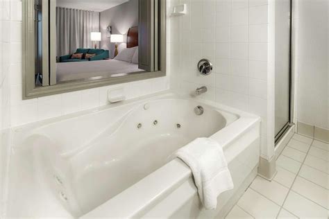 23 BEST Cleveland Hotels with Jacuzzi in room ️ 2025