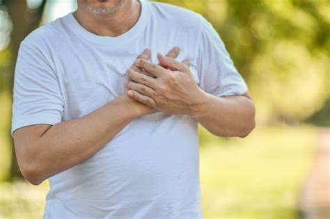 Quando Ela Dorme Põe A Mão No Coração - Doença cardíaca sênior mantém a mão no coração durante o exercício ...
