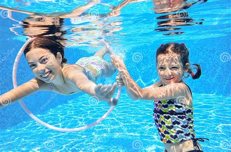 Kinder Schwimmen Im Unterwasser Pool Glückliche Aktive Mädchen Haben