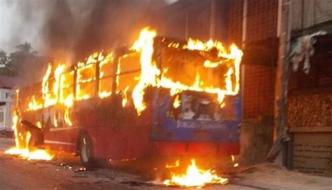 Video Bus De La Ruta Se Incendia En La Carretera Troncal Del Norte