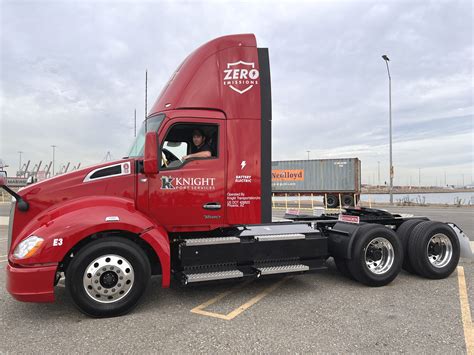 Kenworth Delivers First T680e To Knight Swift Transportation Fleet