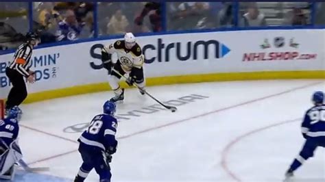 Pastrnak stares down a fan who’s flipping him off after scoring a PP ...